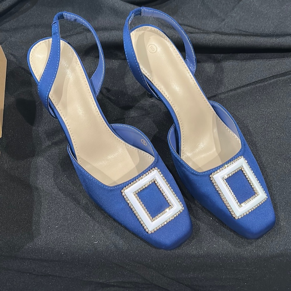 NIB-Size 8 Blue squared toe kitten heel with rhinestone buckle